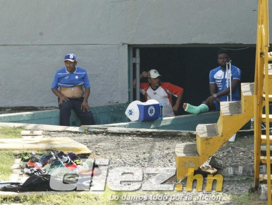 Risas, bromas y pláticas individuales de Pinto en el último entreno de Honduras