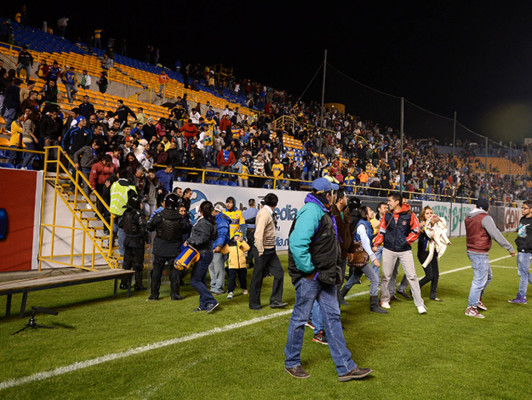 VIDEO: Guerra campal entre aficionados en México