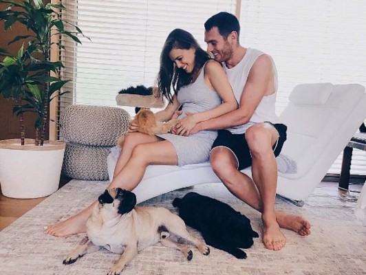 Los grandes futbolistas que están esperando con su bellas mujeres un hijo