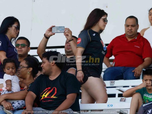 NO SE VIO: Fulminados por el calor, polémica, patadas y la bella del puerto