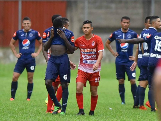 Lo que no se vio en TV: El abrazo de Diego Vázquez con Elencoff y el emotivo adiós de 'Carlón'