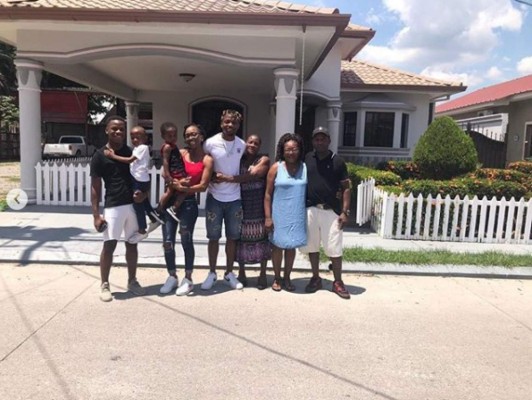 Jugadores que lograron construirle una casa a su madre gracias al fútbol