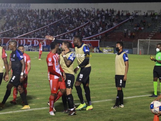 El gesto de Troglio al ver a Eddie expulsado, la extraña celebración de Rocca y el 'tierno' abrazo de Machuca a Cáceres