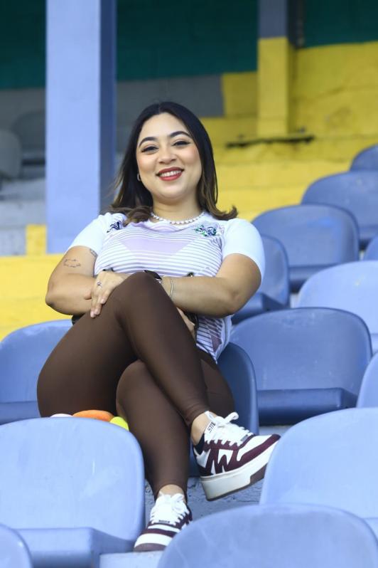 Hermosa tiktoker se roba los suspiros y colocha enamora en La Ceiba: las bellas chicas de la jornada de la Liga Nacional