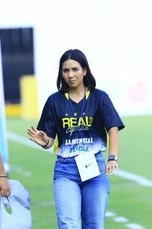 Hermosa tiktoker se roba los suspiros y colocha enamora en La Ceiba: las bellas chicas de la jornada de la Liga Nacional