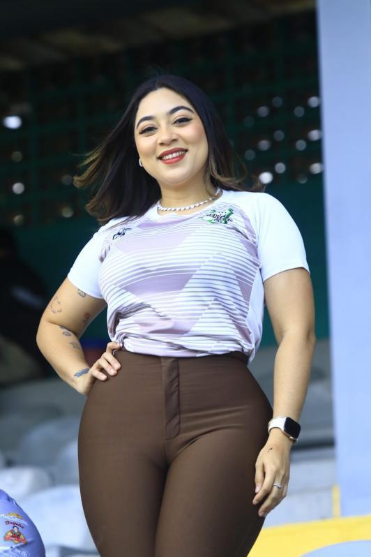 Hermosa tiktoker se roba los suspiros y colocha enamora en La Ceiba: las bellas chicas de la jornada de la Liga Nacional