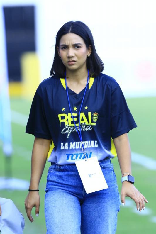 Hermosa tiktoker se roba los suspiros y colocha enamora en La Ceiba: las bellas chicas de la jornada de la Liga Nacional