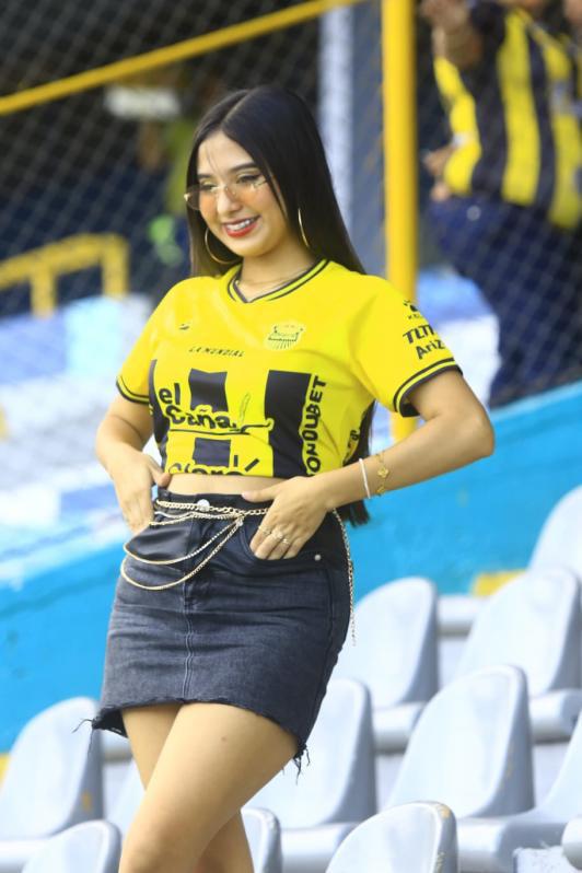 Hermosa tiktoker se roba los suspiros y colocha enamora en La Ceiba: las bellas chicas de la jornada de la Liga Nacional