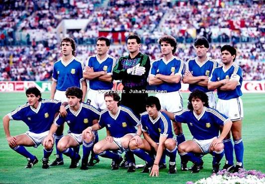 Alineación de Argentina en la final del Mundial 1990: (PARADOS) Néstor Lorenzo, José Serrizuela, Sergio Goycochea, Óscar Ruggeri, Juan Simón y Diego Maradona; (AGACHADOS) Jorge Burruchaga, Gustavo Dezotti, Néstor Roberto Sensini, José Basualdo y Pedro Troglio.