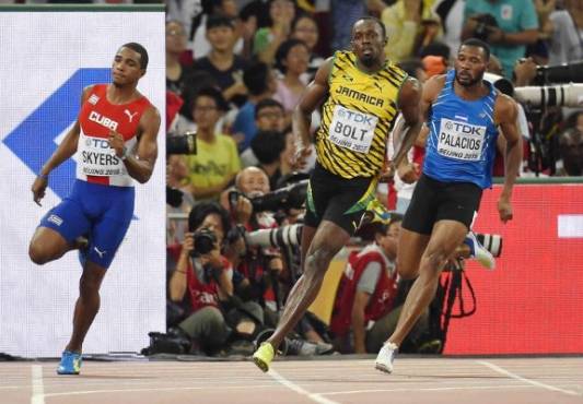 Honduras 'Rolando Palacios, de Jamaica Usain Bolt y el alemÃ¡n Julian Reus compiten en un calor de 200 metros de atletismo evento masculino en el Campeonato Mundial de la IAAF 2015 en el 'Nido de PÃ¡jaro', el Estadio Nacional de Beijing el 25 de agosto de 2015. AFP PHOTO / PEDRO UGARTE