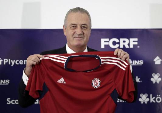 ¿Dirigirá ante Honduras? Gustavo Alfaro, técnico de Costa Rica, recibe noticias sobre su permiso de trabajo