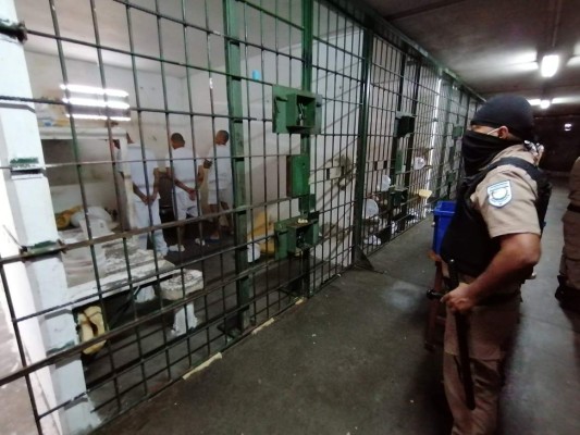 ¡No verán la luz del sol! Pandilleros salvadoreños son aislados en celdas oscuras y calurosas