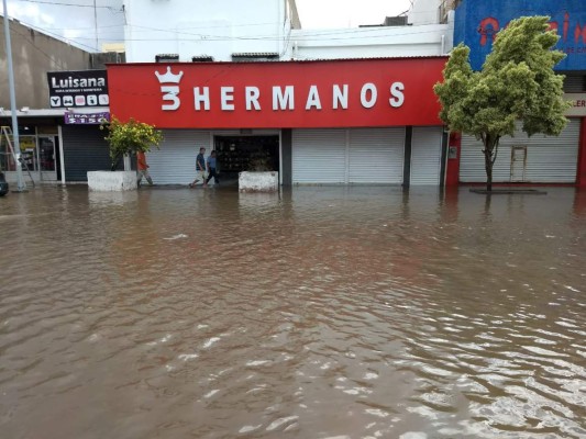 Fuerte tormenta en Culiacán causa estragos e inunda el estadio de Dorados