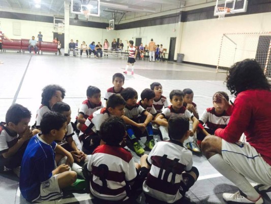 Así es Luis Cálix, el hondureño que venció a la muerte para formar campeones