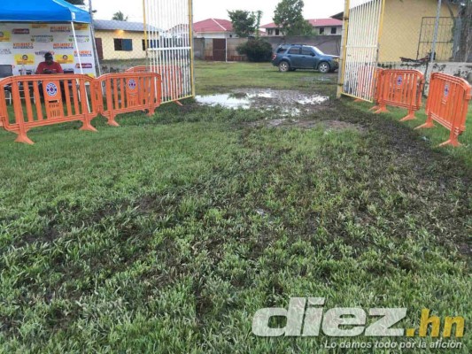 ¡POTRERO! Así de destrozada está la cancha del estadio de Tocoa