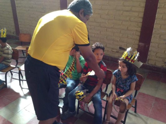 Platense y Real España reparten alegría a niños antes de Copa Presidente
