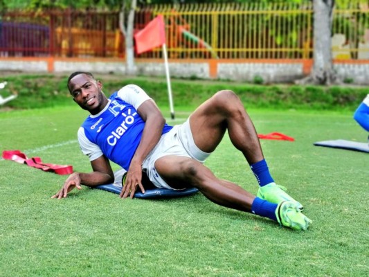 ¡A puerta cerrada, con charla y mucha táctica, la Bicolor está por cerrar su preparación para la Copa Oro!