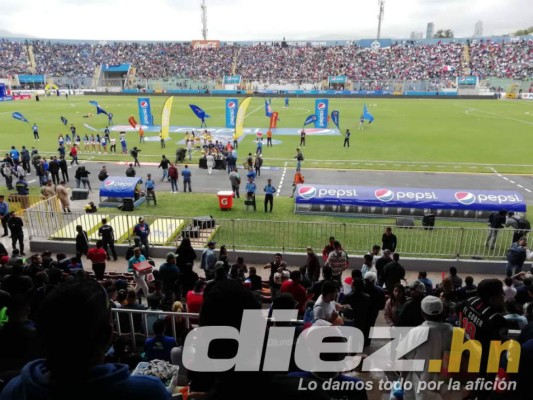 Ambientazo: Largas filas y hasta hinchas tatuados en la final entre Motagua y Olimpia