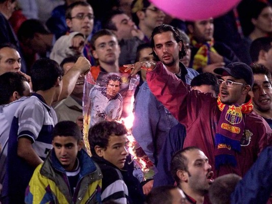 Las terribles imágenes que dejó la traición de Figo al Barcelona