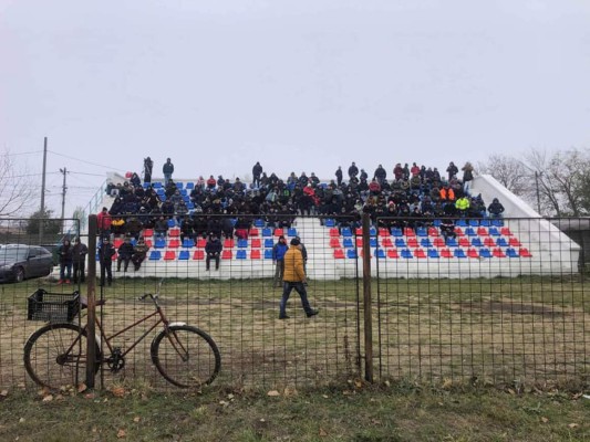 Equipo de Rumania usa el antiguo escudo de la selección de Honduras