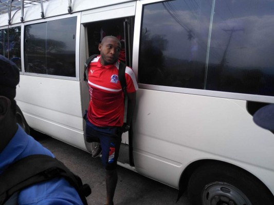 FOTOS: Alta seguridad en el clásico capitalino con tanquetas y fuertes retenes