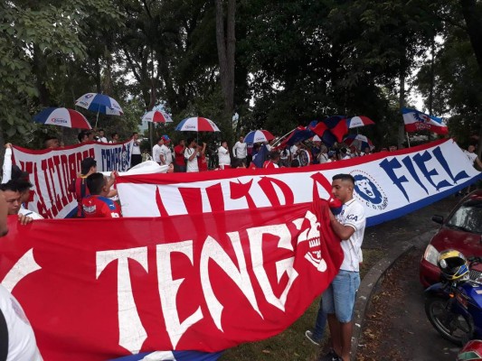 ENORME: La barra del Olimpia arropa al equipo previo a la final ante Santos