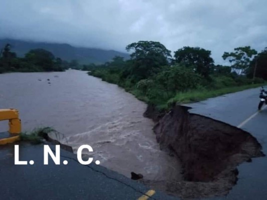 ¡Puentes derrumbados, desbordes y deslizamientos! Huracán Eta sigue causando daños en Honduras