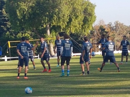Entre bromas y risas, Honduras entrenó en Los Ángeles pensando en Australia