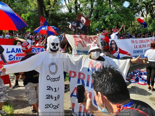 ¡Espectacular! Afición del Olimpia se desborda con banderazo al club y se acuerdan de Motagua
