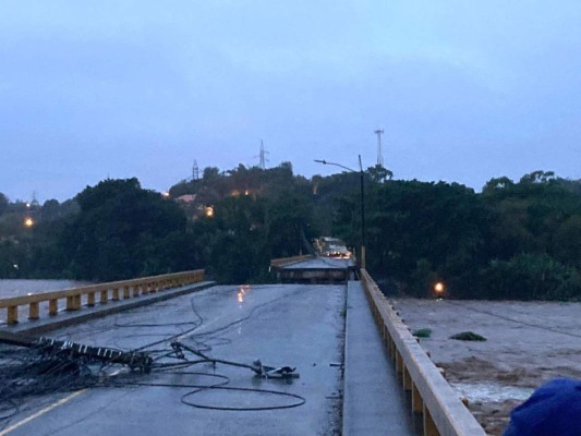 ¡Puentes derrumbados, desbordes y deslizamientos! Huracán Eta sigue causando daños en Honduras