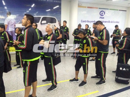 EN FOTOS: Chicharito Hernández causó furor en la llegada de México a San Pedro Sula