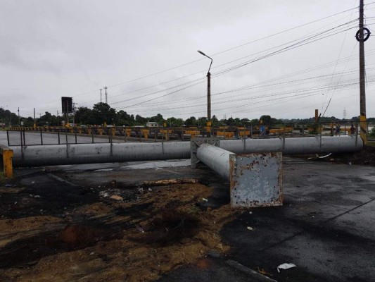 FOTOS: Martes de caos en la zona norte con rastras y postas policiales quemadas