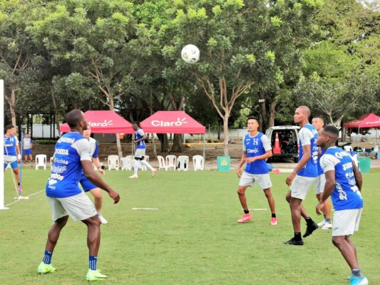 ¡A puerta cerrada, con charla y mucha táctica, la Bicolor está por cerrar su preparación para la Copa Oro!