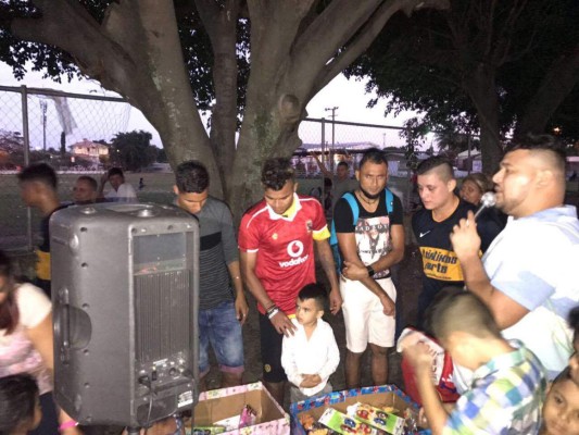 El futbolista Mario Martínez se viste de Santa y regala juguetes a niños