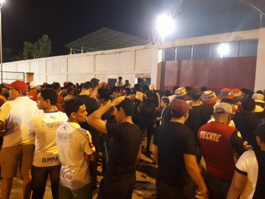 ¡NO SE VIO EN TV! Llenazo, portones cerrados y la eurofia de los progreseños