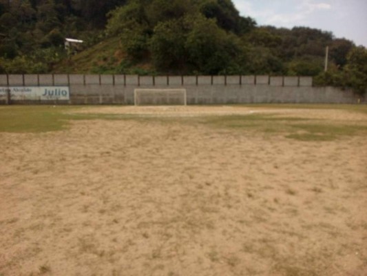 ¿Cómo se puede jugar fútbol en Roatán? ¡Sin agua, energía y camerinos!