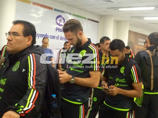 EN FOTOS: Chicharito Hernández causó furor en la llegada de México a San Pedro Sula