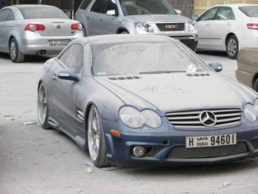 Lujosos autos deportivos están en el abandono en calles de Dubai