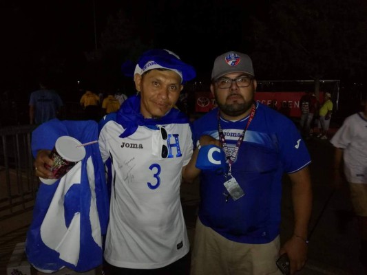 Lo que no se vio en TV: Espectacular despedida en Texas y le quitaron la camisa de Elis a un hincha