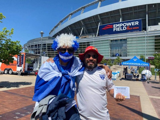 ¡Ambientazo en Denver! Catrachos invaden afueras del Empower Field previo al Honduras-EUA