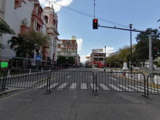 ¡Calles solitarias y vallas! Así luce San Pedro Sula durante toque de queda absoluto