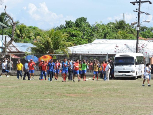 FOTOS: El caluroso recibimiento que tuvo Olimpia en Roatán. ¿Y el camerino?