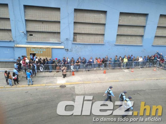 Ambientazo: Largas filas y hasta hinchas tatuados en la final entre Motagua y Olimpia