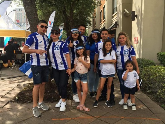 Copa Oro: Hondureños y salvadoreños engalanan el BBVA Compass de Houston