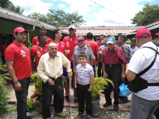 FOTOS: Olimpia lleva alegría a los ancianos en su visita a Danli, El Paraíso