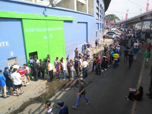 FOTOS: Alta seguridad en el clásico capitalino con tanquetas y fuertes retenes