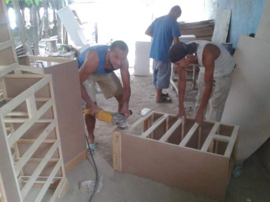 Así es la nueva vida del futbolista Manuel Doño en el taller de ebanistería