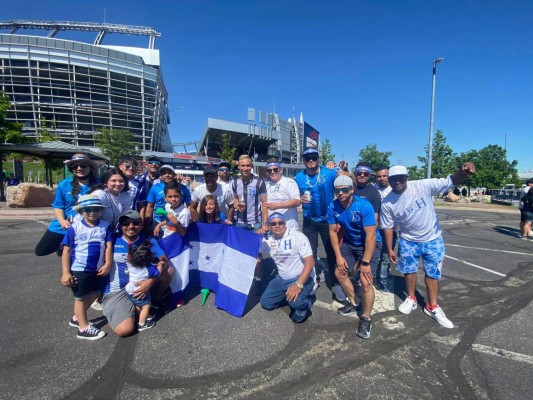 ¡Ambientazo en Denver! Catrachos invaden afueras del Empower Field previo al Honduras-EUA