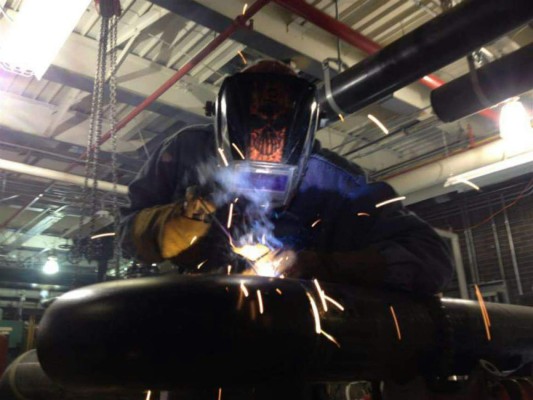 ¡SUEÑO AMERICANO! Así es la vida de futbolista hondureño que triunfa como soldador en Estados Unidos