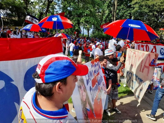 ¡Espectacular! Afición del Olimpia se desborda con banderazo al club y se acuerdan de Motagua
